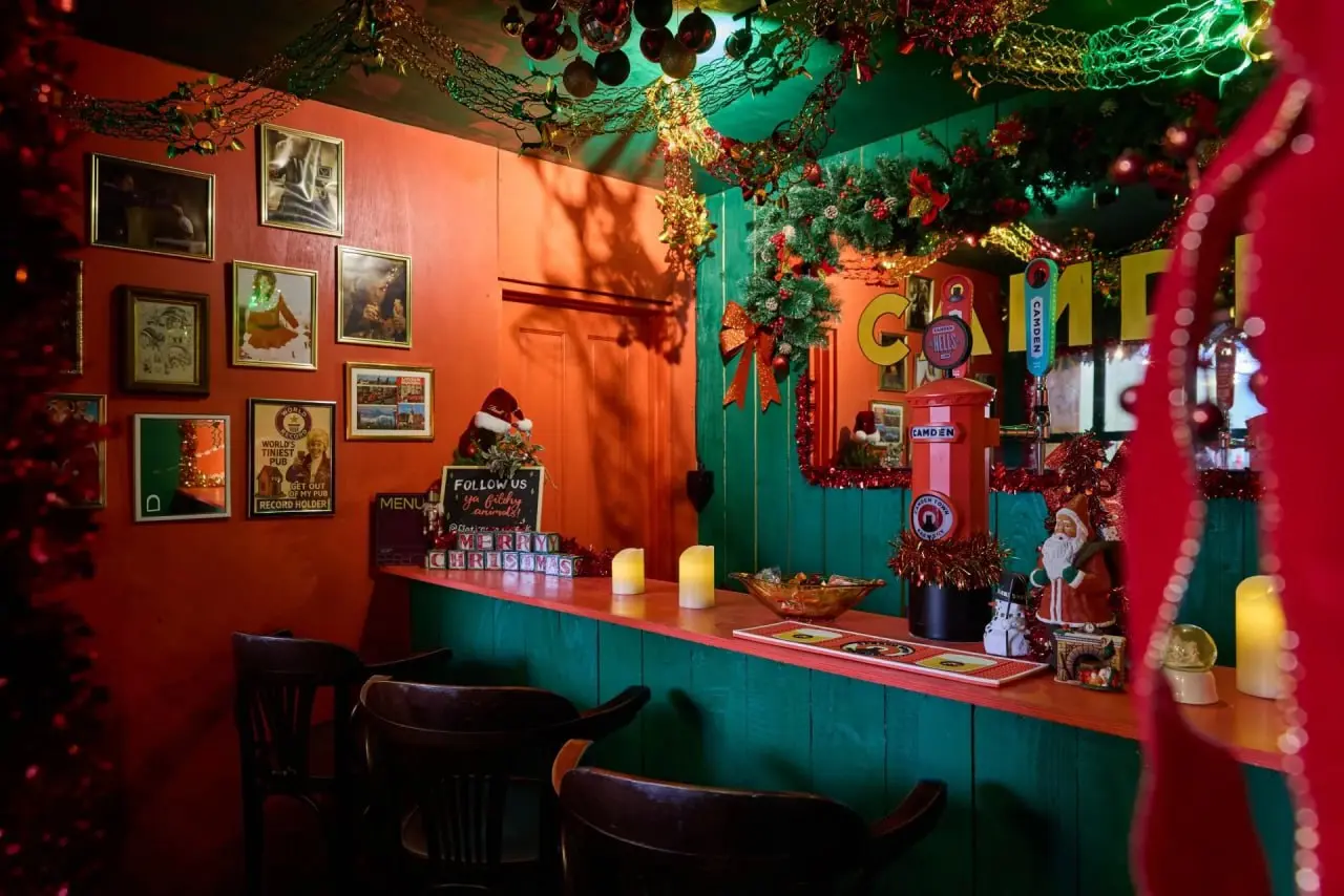 Открытие маленького паба Three Jingle Bells в Лондоне