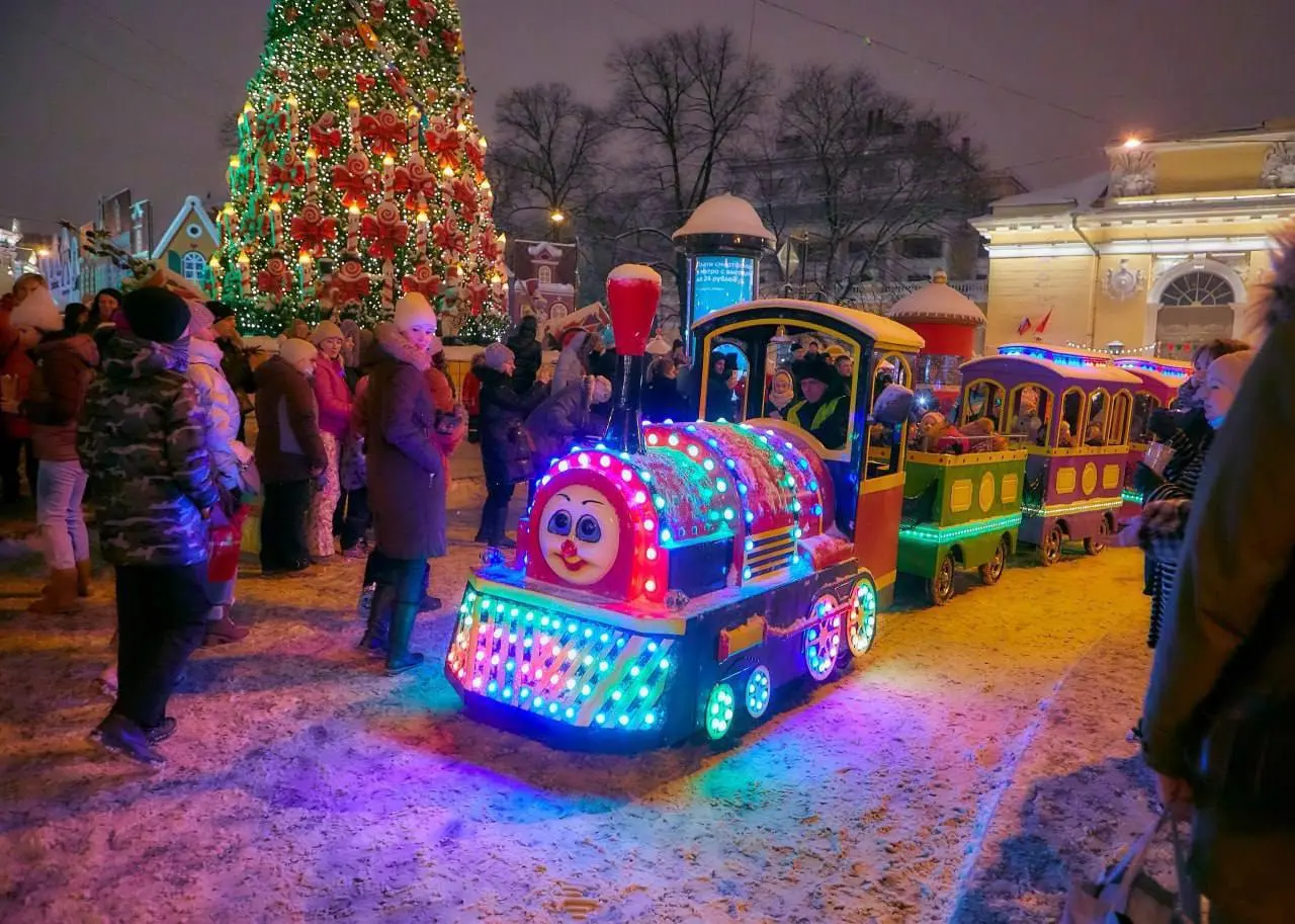 Курсирование паровозика на Манежной площади