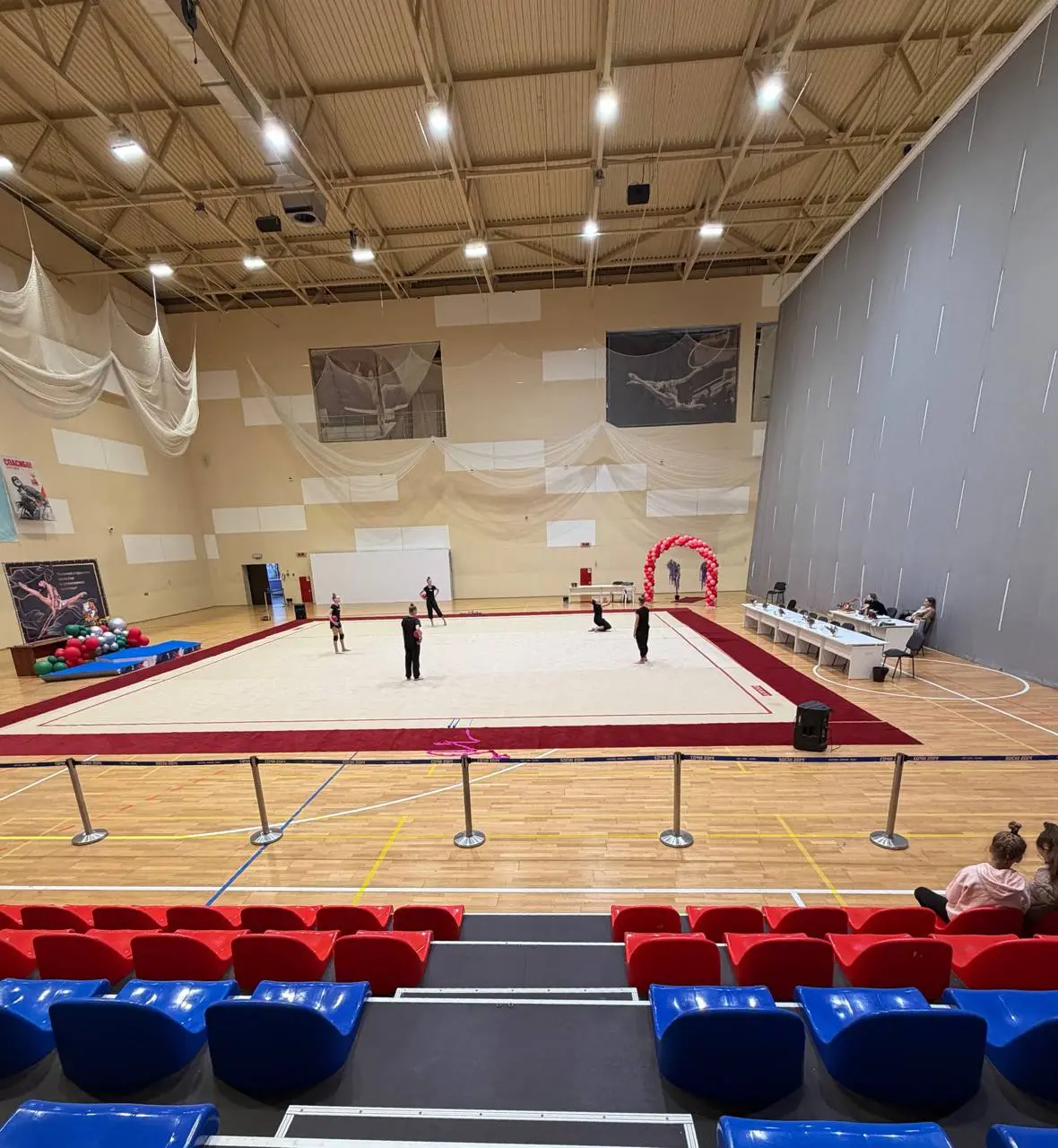 Соревнования в залах по различным видам спорта