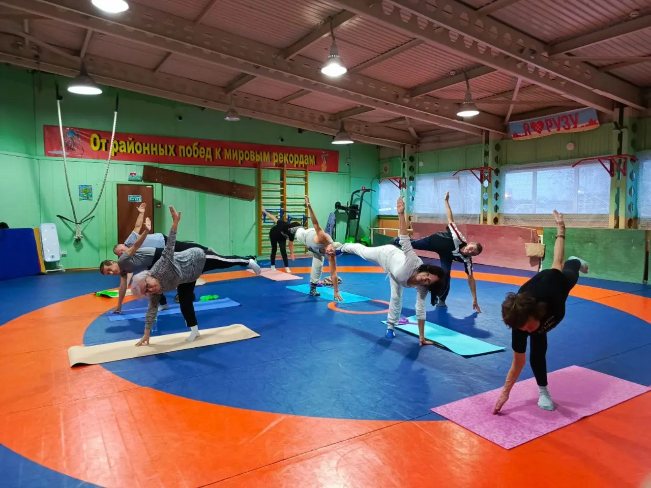 Занятия по йоге и физкультуре