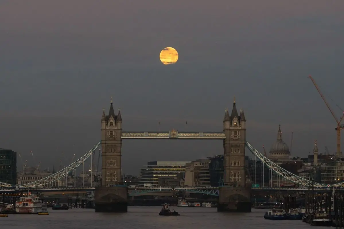 Наблюдение яркой Холодной Луны в Лондоне