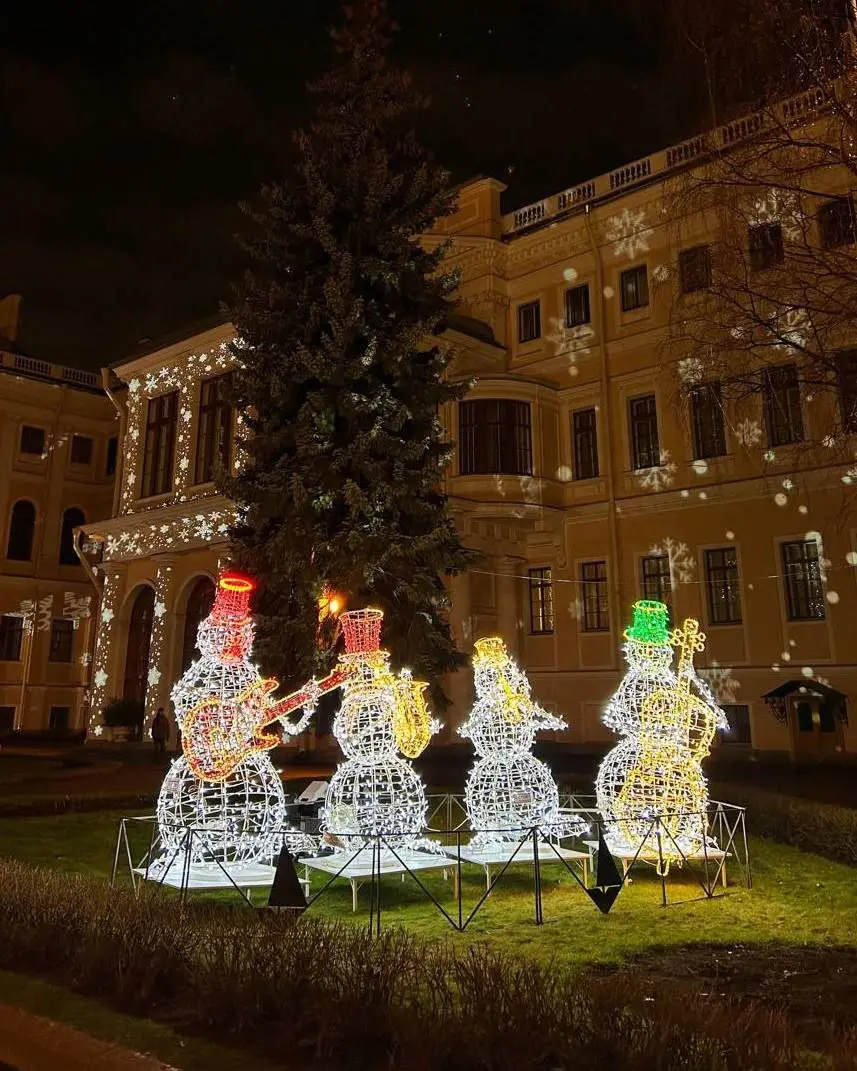 Сказочные фигуры во дворике Аничкова дворца