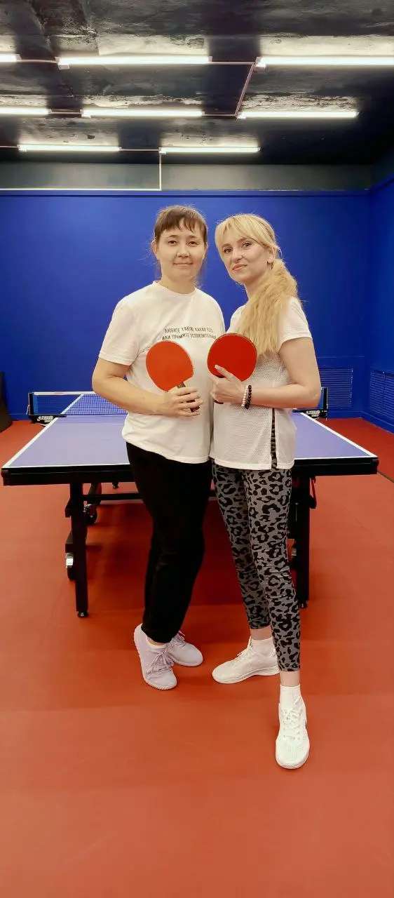 Игра в настольный теннис в клубе