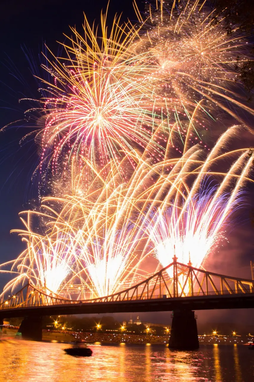 Фейерверк в честь освобождения от фашистов