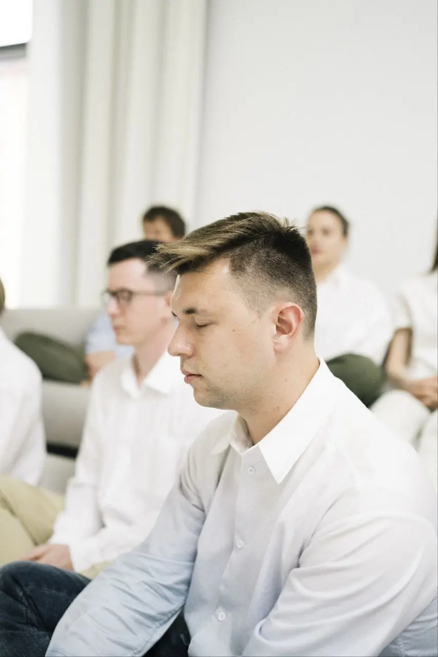 Медитация с инструктором в Саду им. Баумана