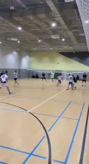 Тренировка по мини-футболу в спортивном зале