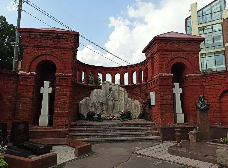 Экскурсия по Армянскому некрополю