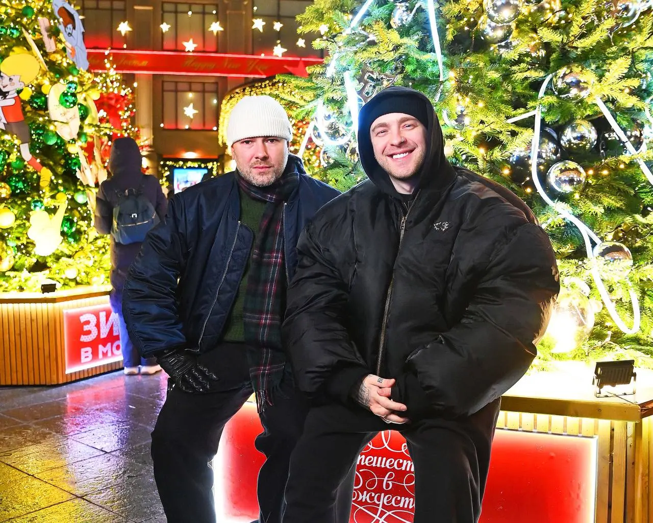 Выставка дизайнерских ёлок на тему новогодних подарков