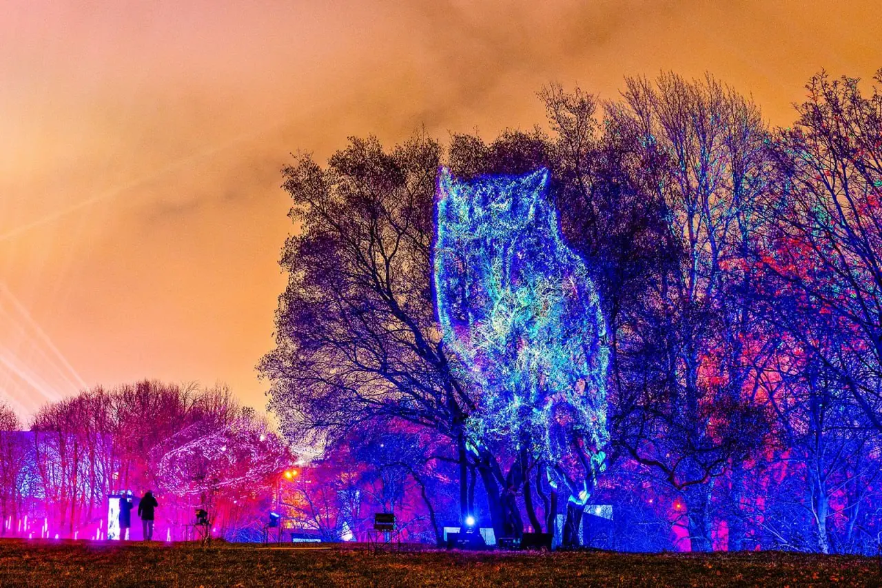 Световое шоу на фасаде Дворца пионеров