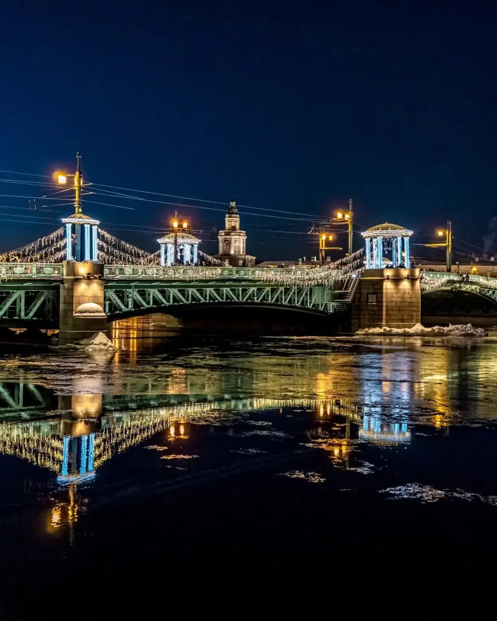 Светомузыкальное шоу на мостах и набережной