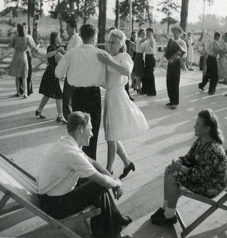 Танцевальный вечер в стиле 1940 годов