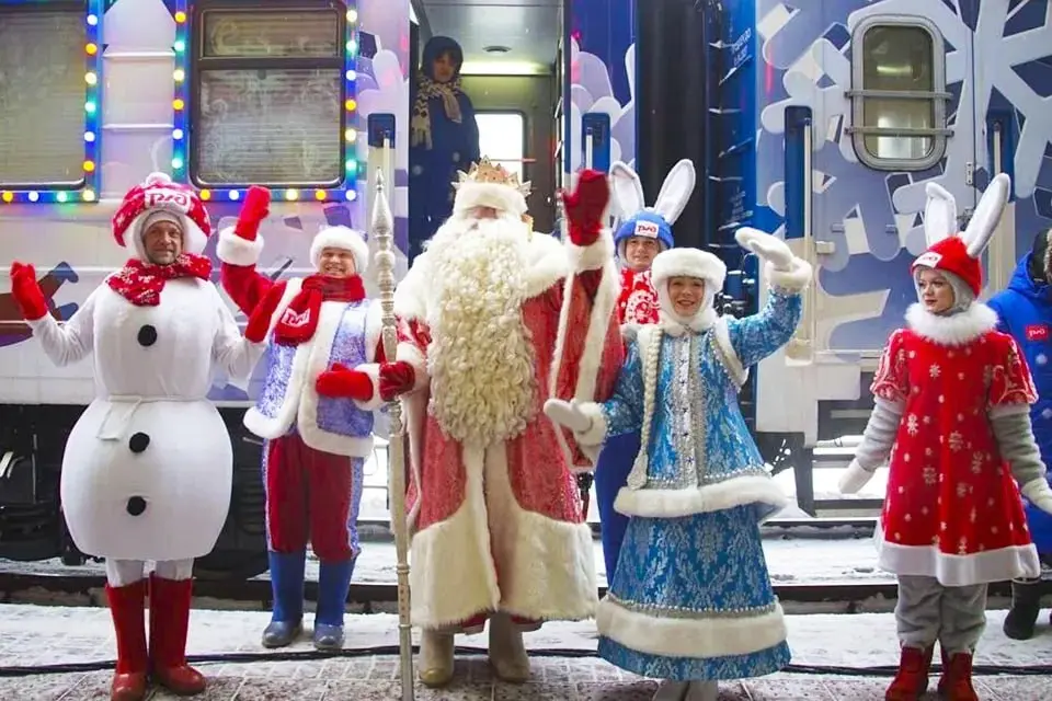 Детская анимация у поезда Деда Мороза