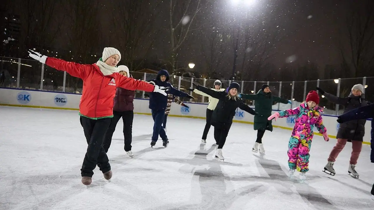 Катание на коньках во дворах и парках Москвы