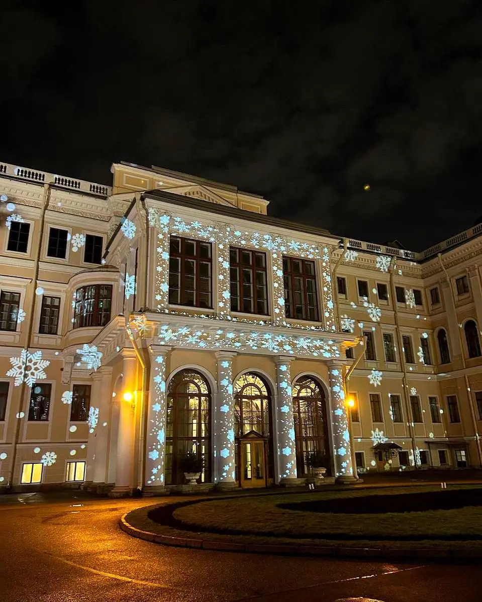 Сказочный дворик у Аничкова дворца