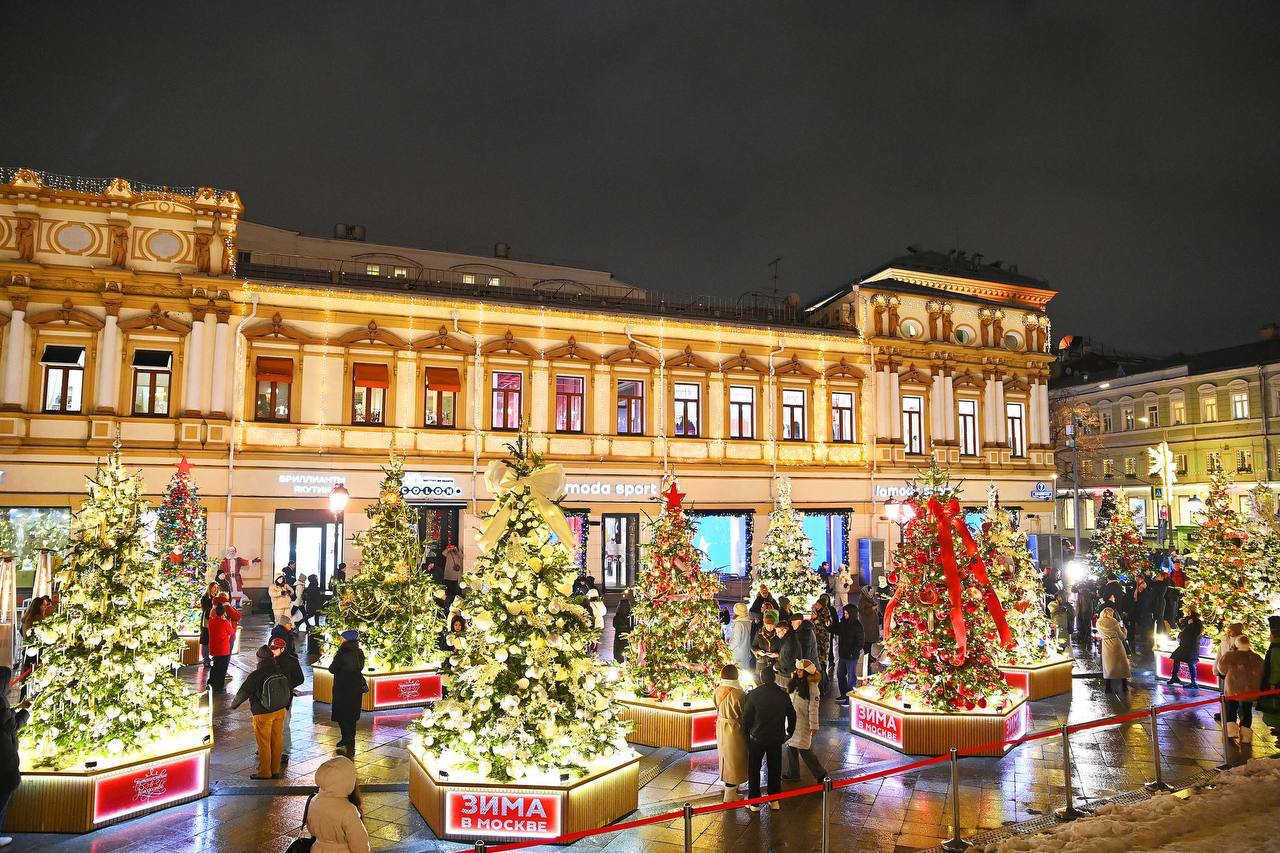 Дизайнерские ели фестиваля «Путешествие в Рождество»