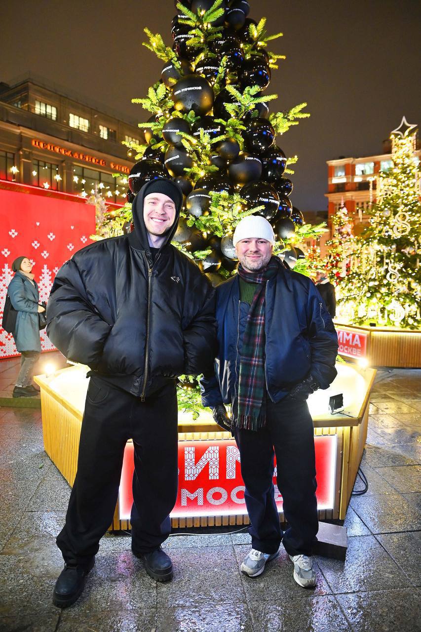 Дизайнерские ели фестиваля «Путешествие в Рождество»