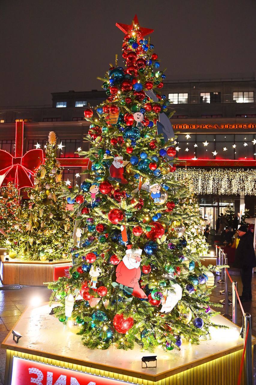 Дизайнерские ели фестиваля «Путешествие в Рождество»