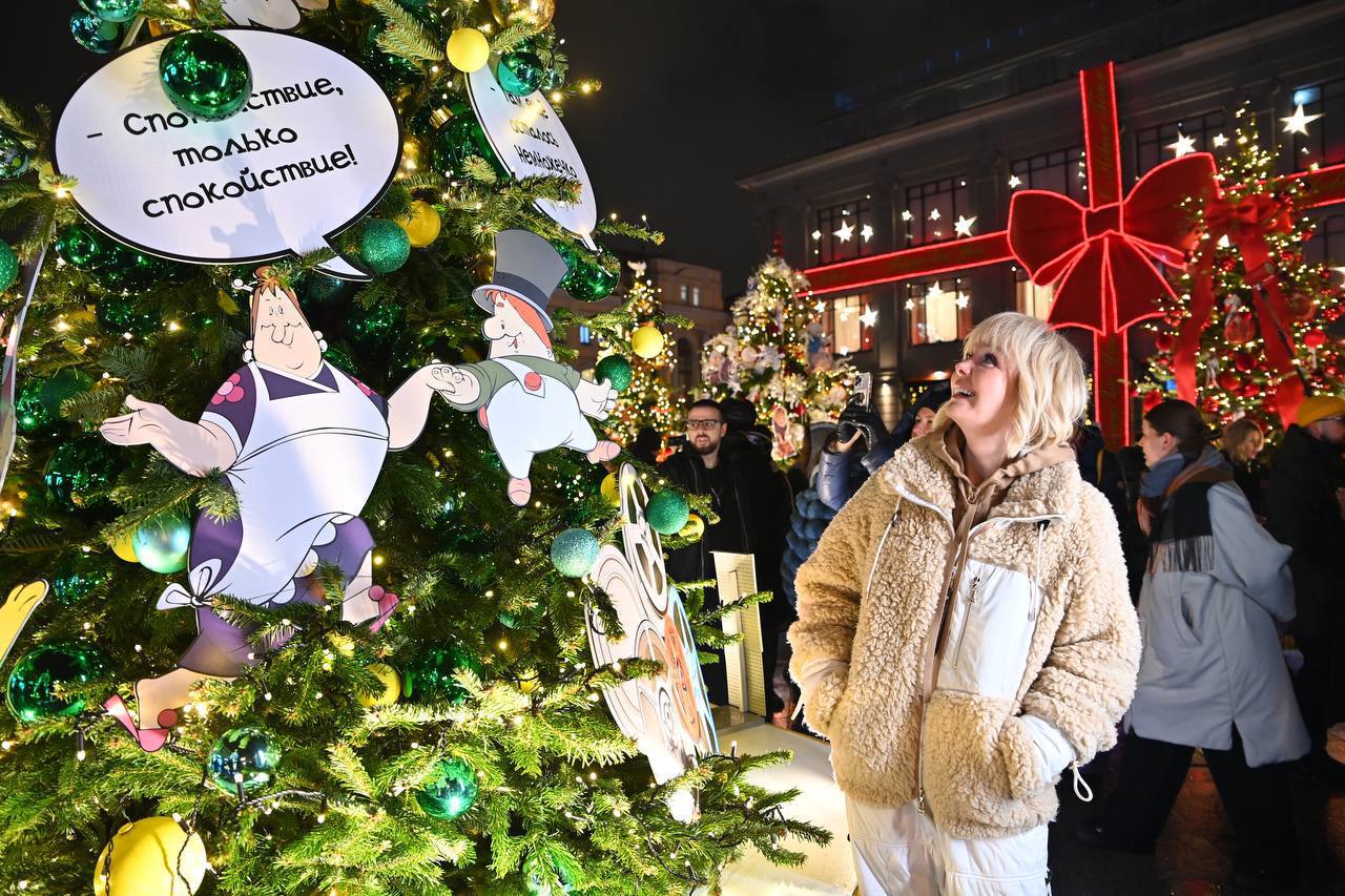 Дизайнерские ели фестиваля «Путешествие в Рождество»