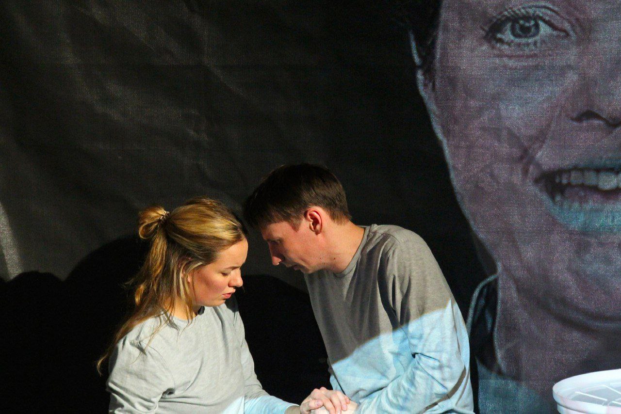 Заходит андроид в бар