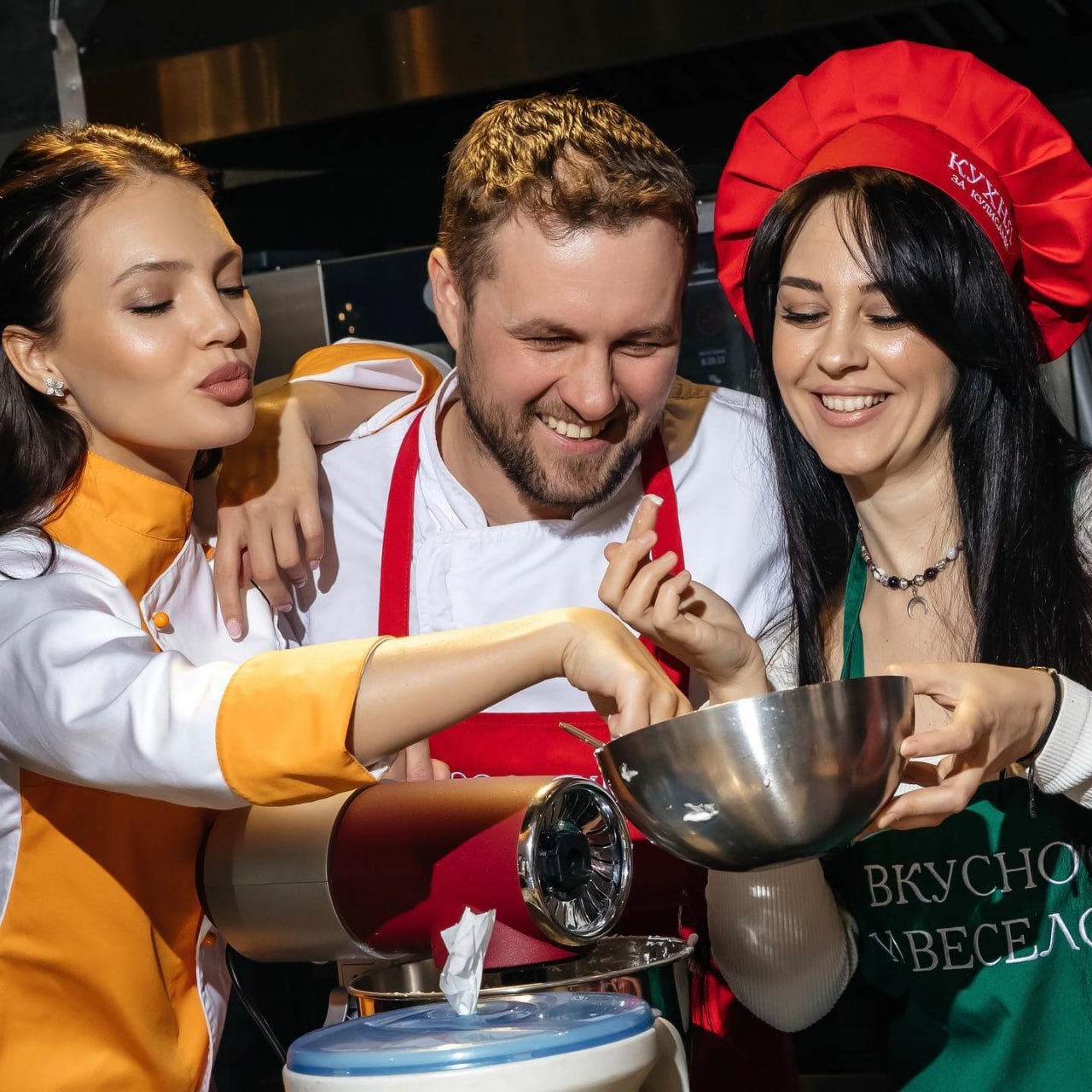 Кинопоказ. Смотрим "В духе Рождества" на проекторе в винной комнате