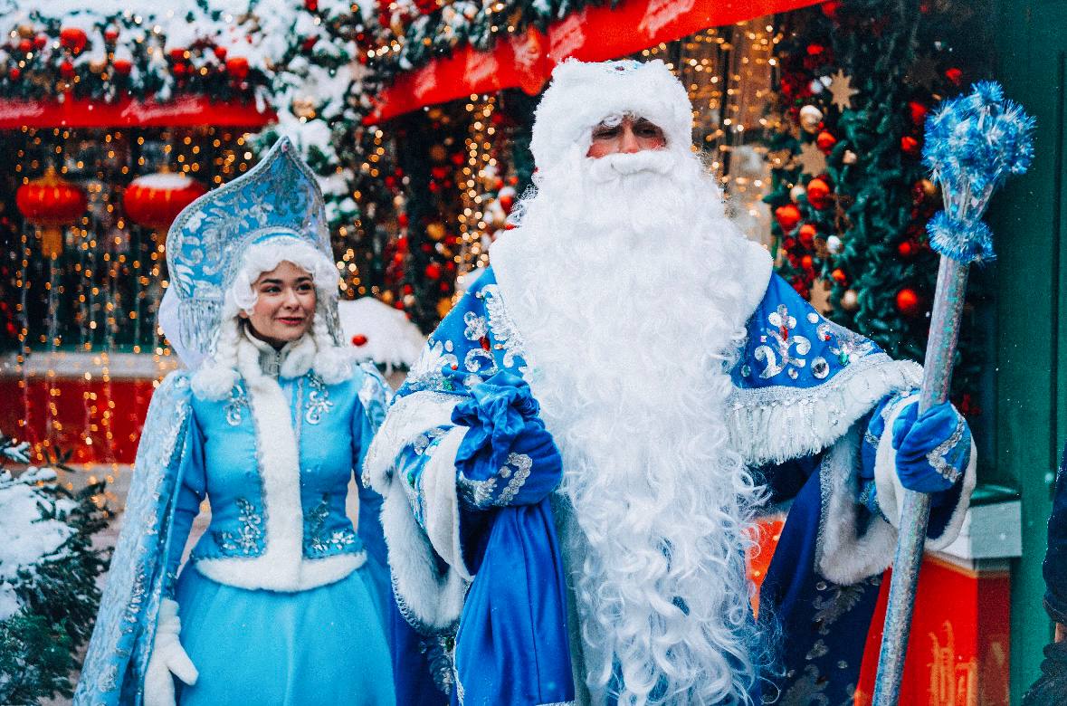 Праздничное шествие новогодних персонажей