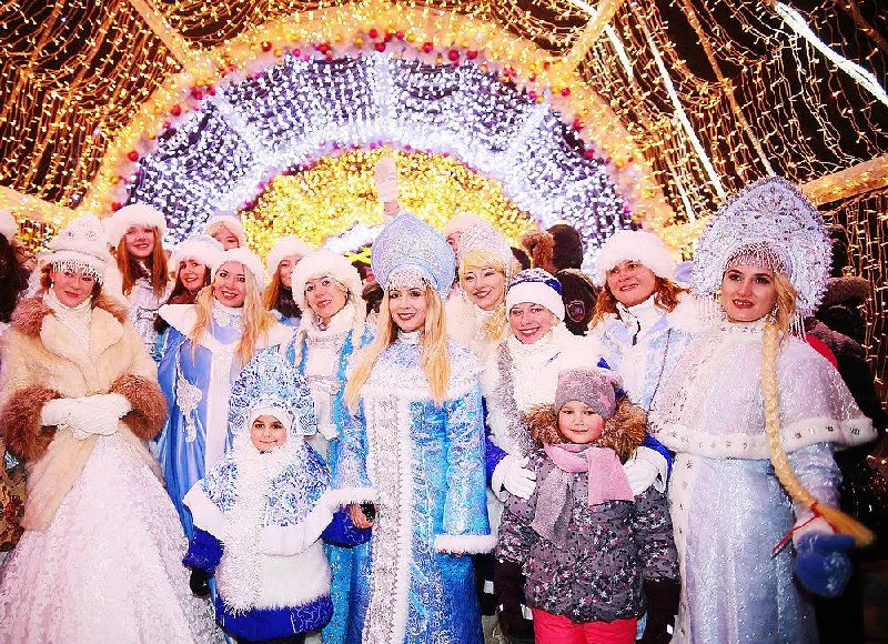 Праздничное шествие новогодних персонажей