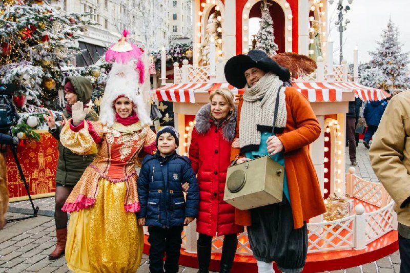 Праздничное шествие новогодних персонажей