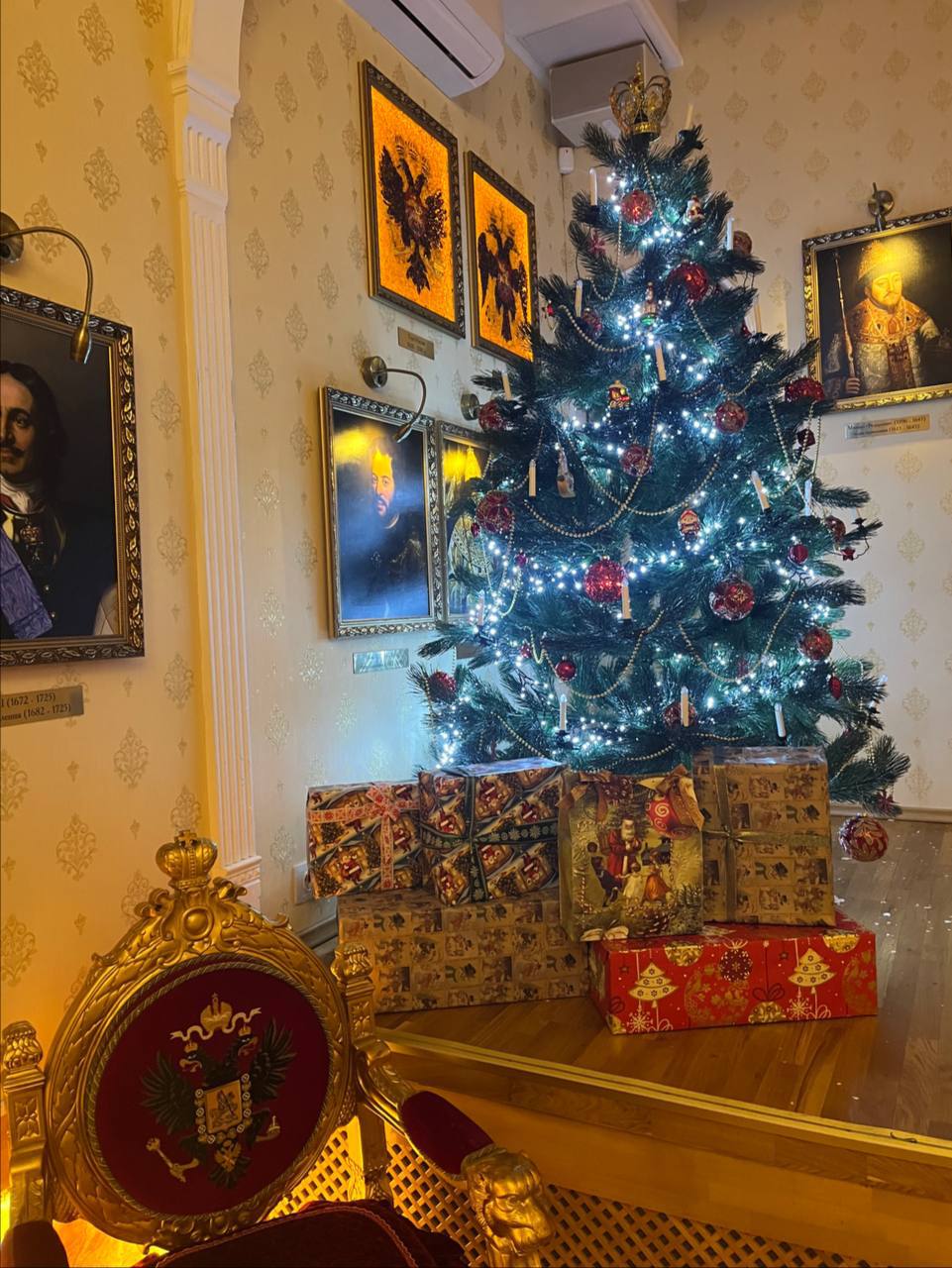 Новогодняя елка Алиса в стране чудес