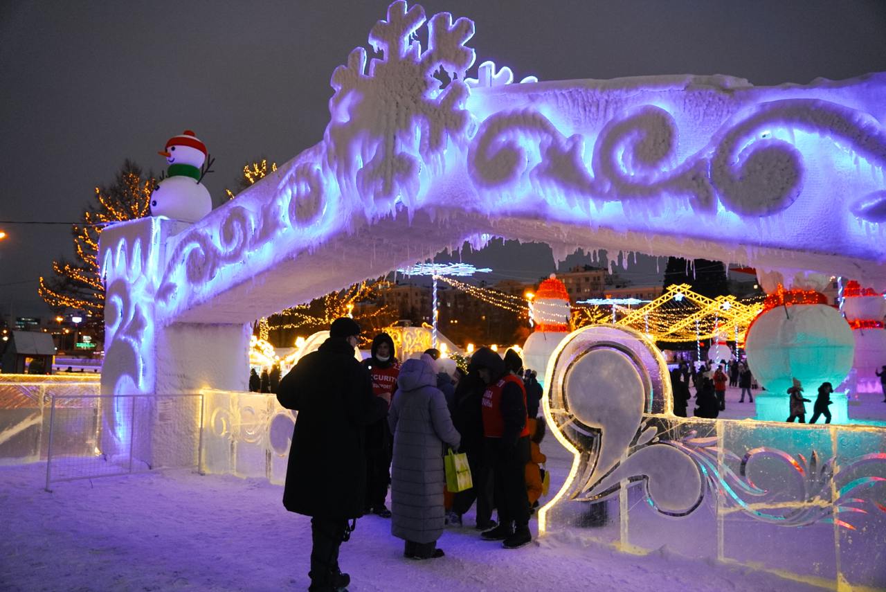 Ледовый городок на Плотинке