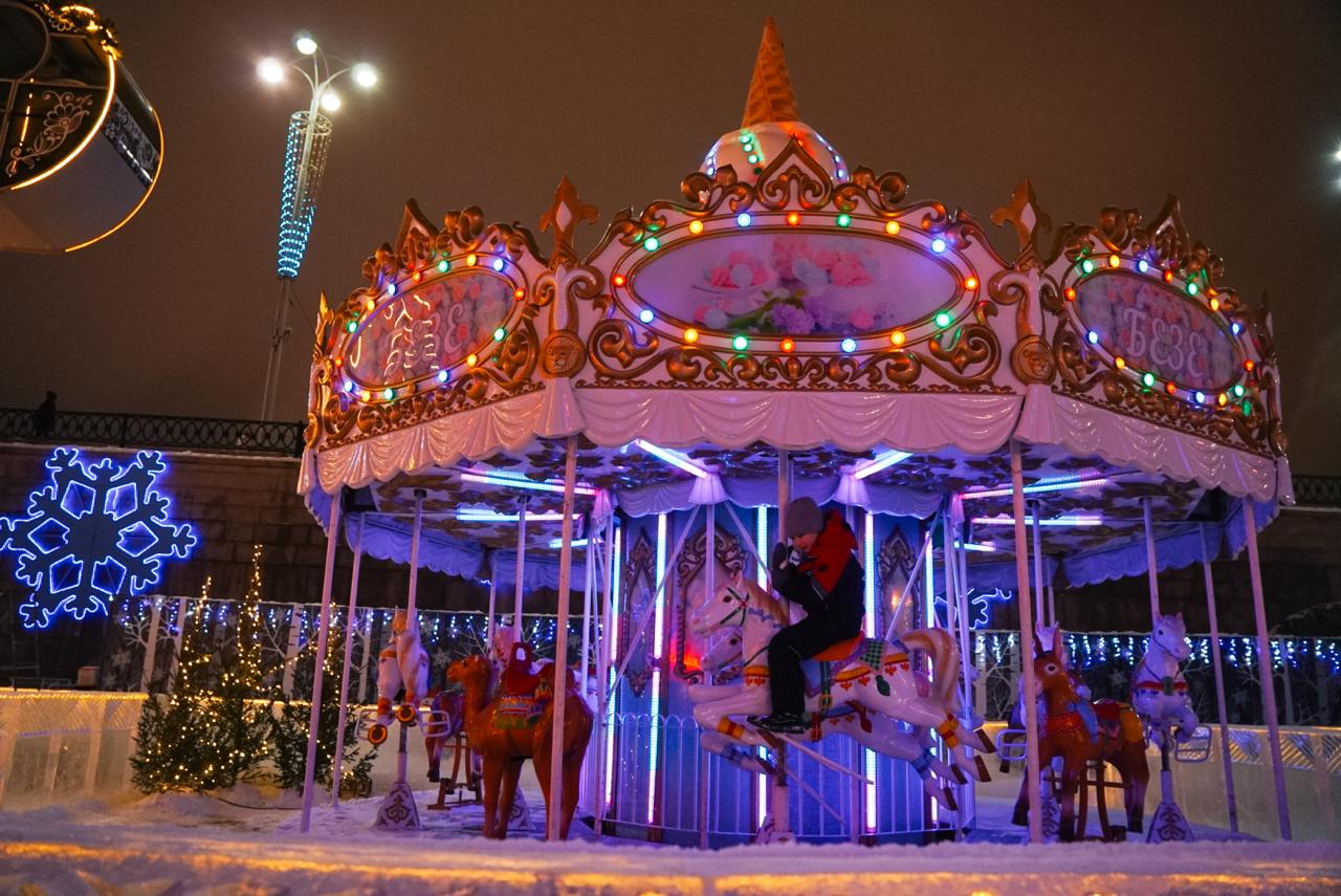 Ледовый городок на Плотинке
