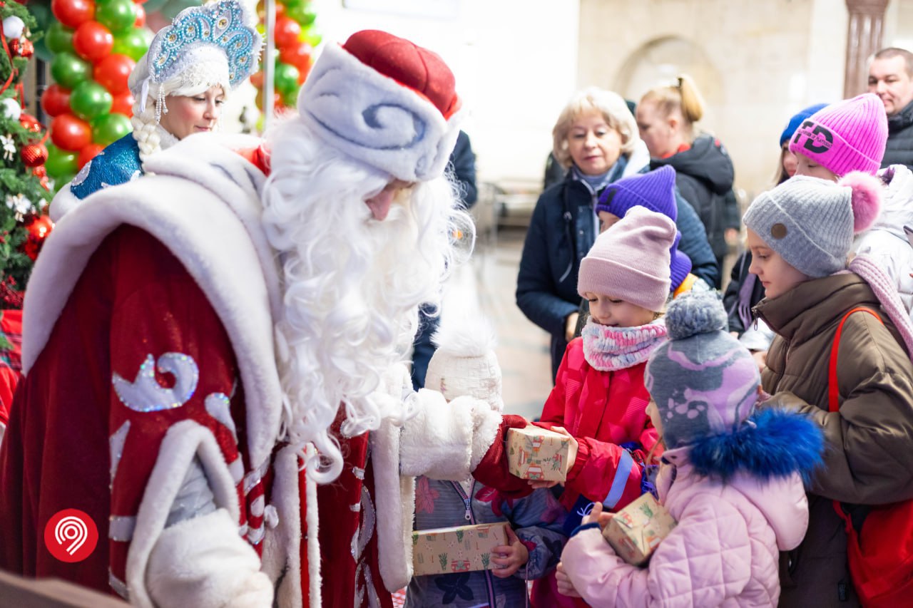 Дед Мороз и Снегурочка раздают детские подарки