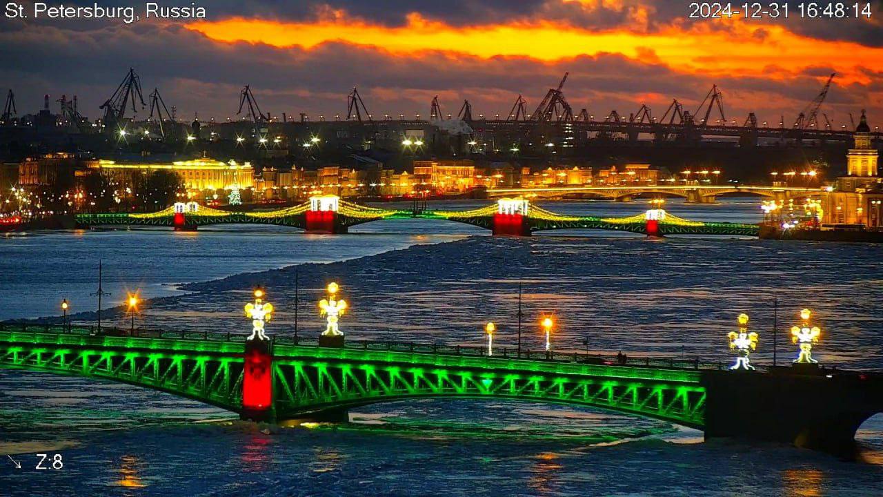 Новогодняя подсветка Дворцового и Троицкого мостов