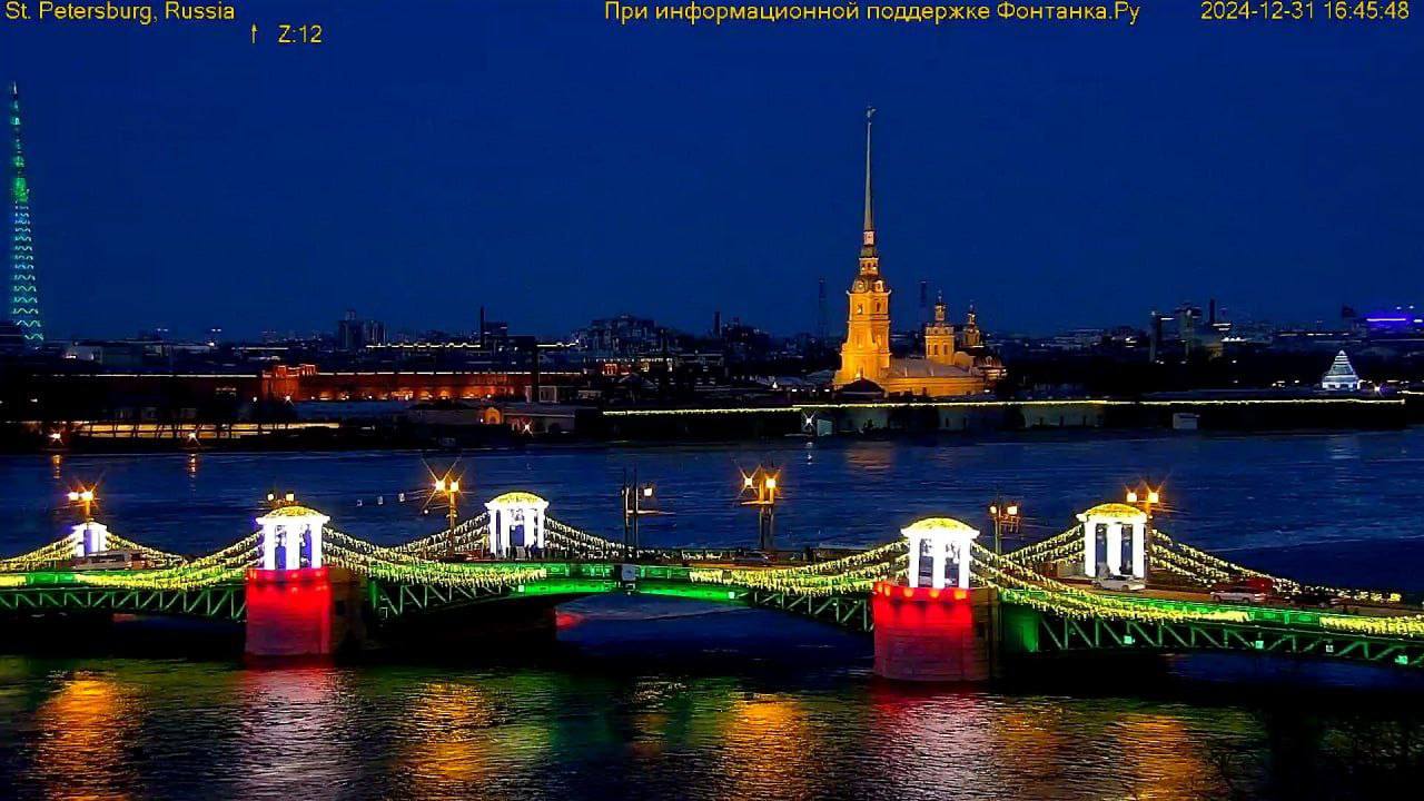 Новогодняя подсветка Дворцового и Троицкого мостов
