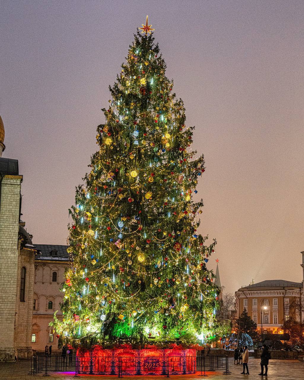Праздничная атмосфера на Соборной площади