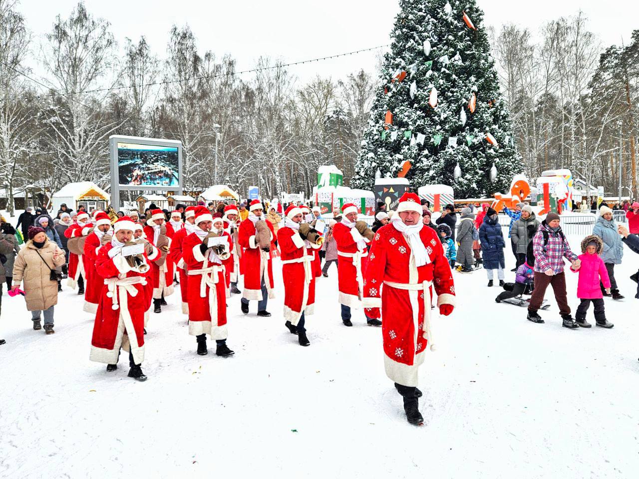 Выступление оркестра Дедов Морозов