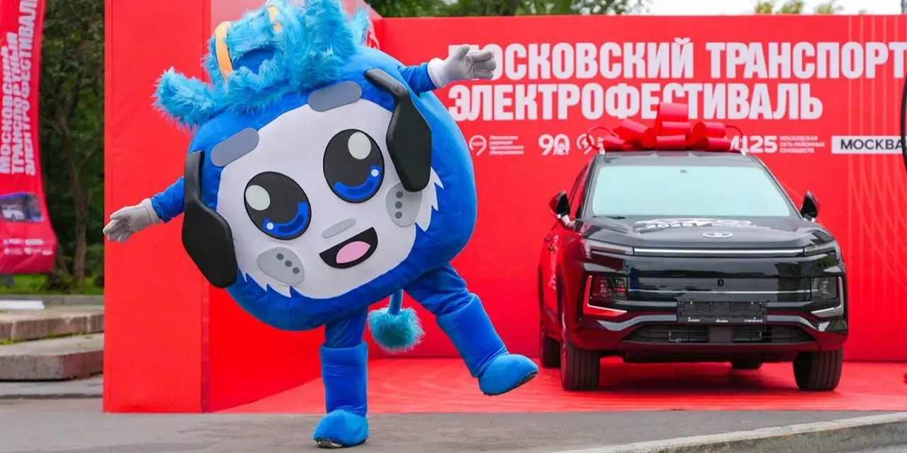 Парад электромобилей Московского транспортного электрофестиваля