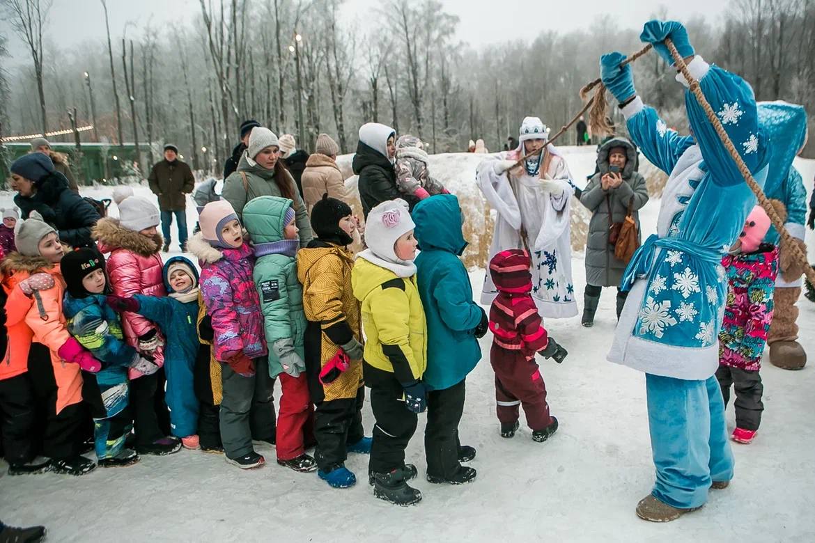 Дедушка Мороз приходит к детям