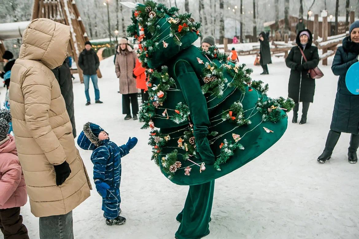 Дедушка Мороз приходит к детям