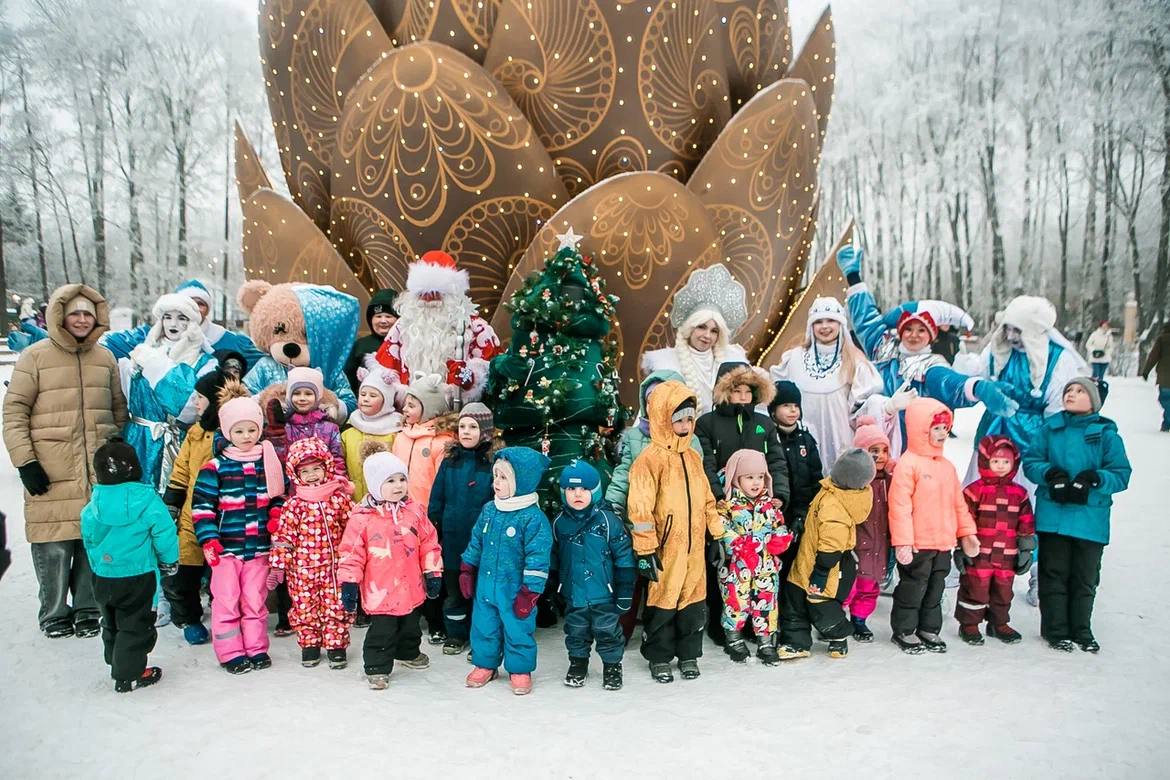 Дедушка Мороз приходит к детям
