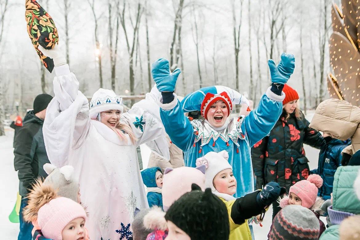 Дедушка Мороз приходит к детям