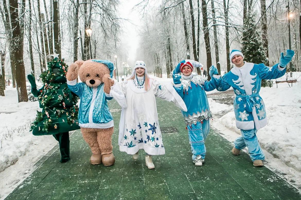 Дедушка Мороз приходит к детям