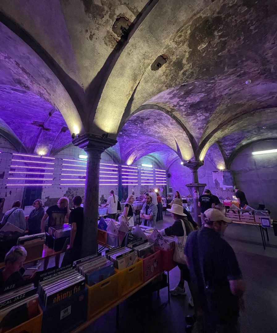 Благотворительный маркет виниловых пластинок ВИНИЛ МНЕ МИЛ