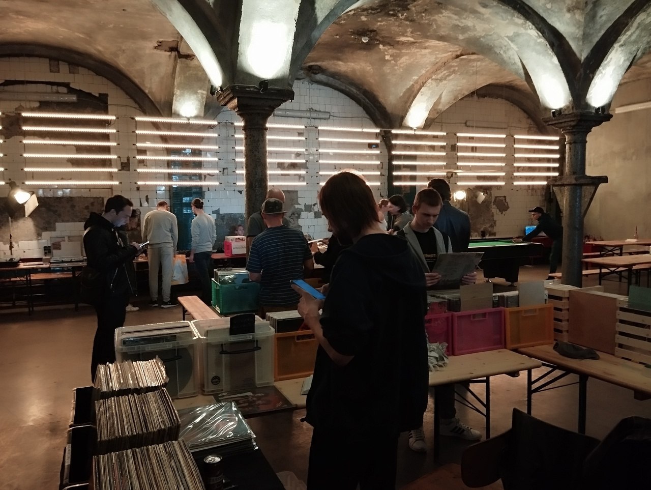 Благотворительный маркет виниловых пластинок ВИНИЛ МНЕ МИЛ