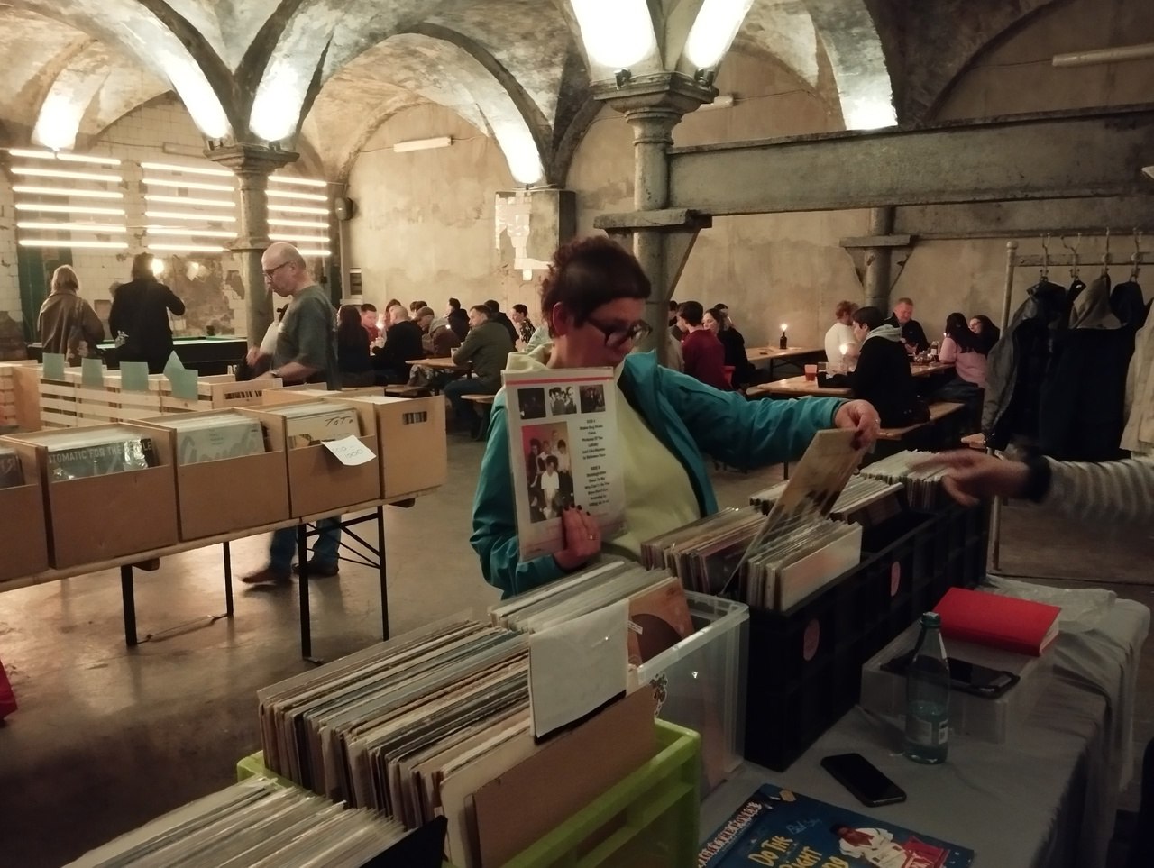 Благотворительный маркет виниловых пластинок ВИНИЛ МНЕ МИЛ