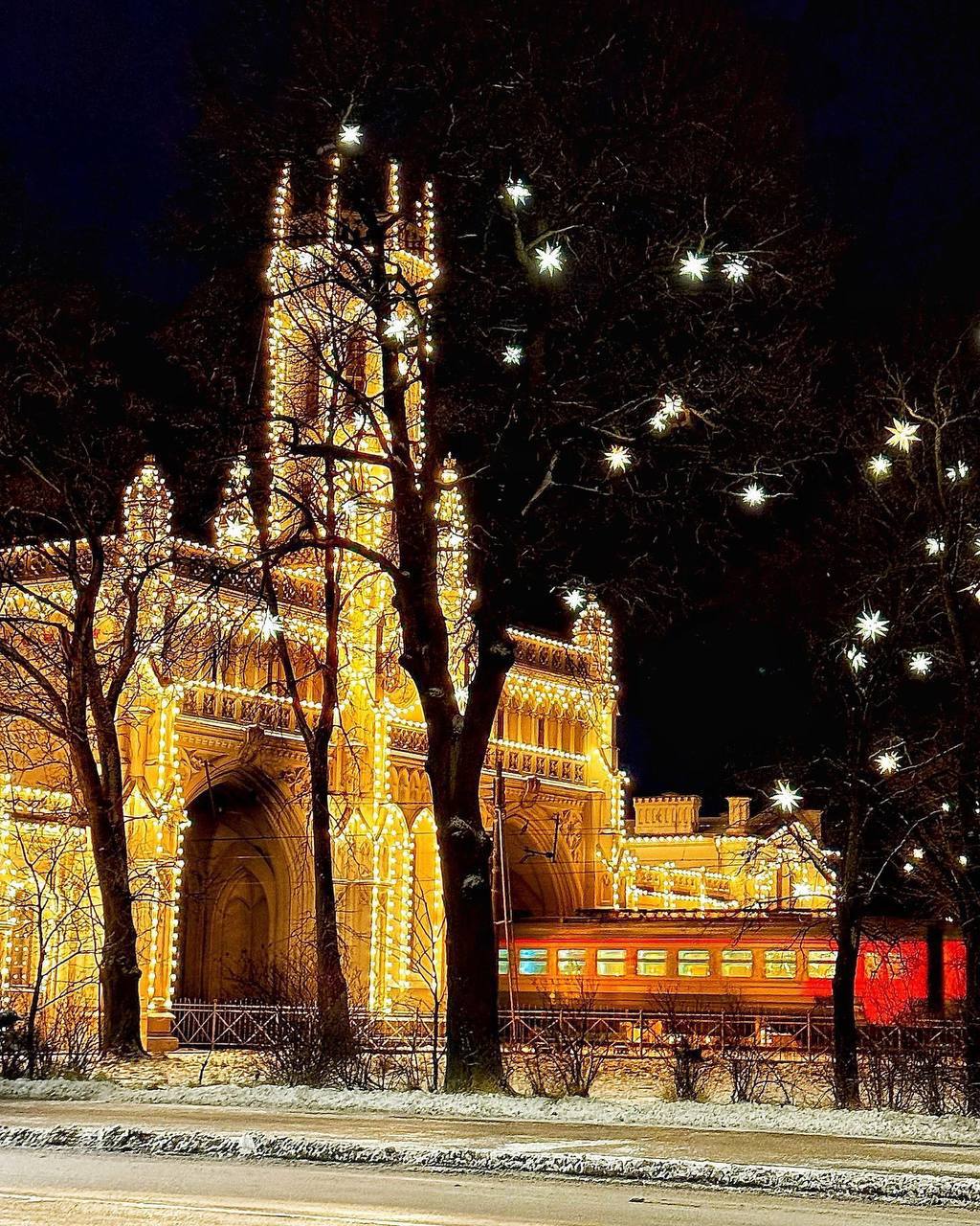 Сказочный вокзал и поезд Деда Мороза