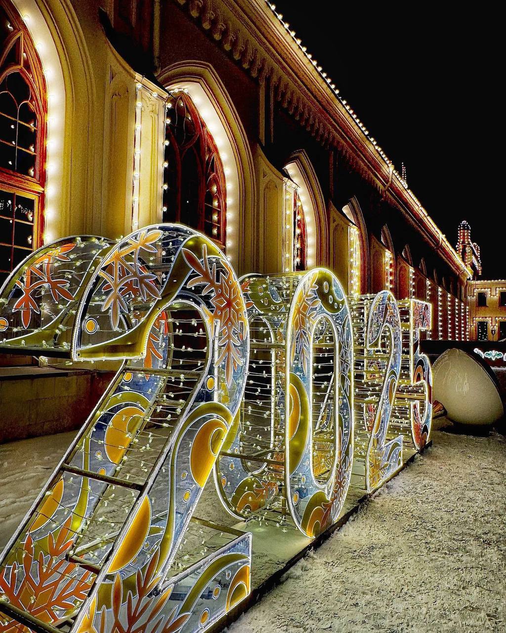 Сказочный вокзал и поезд Деда Мороза