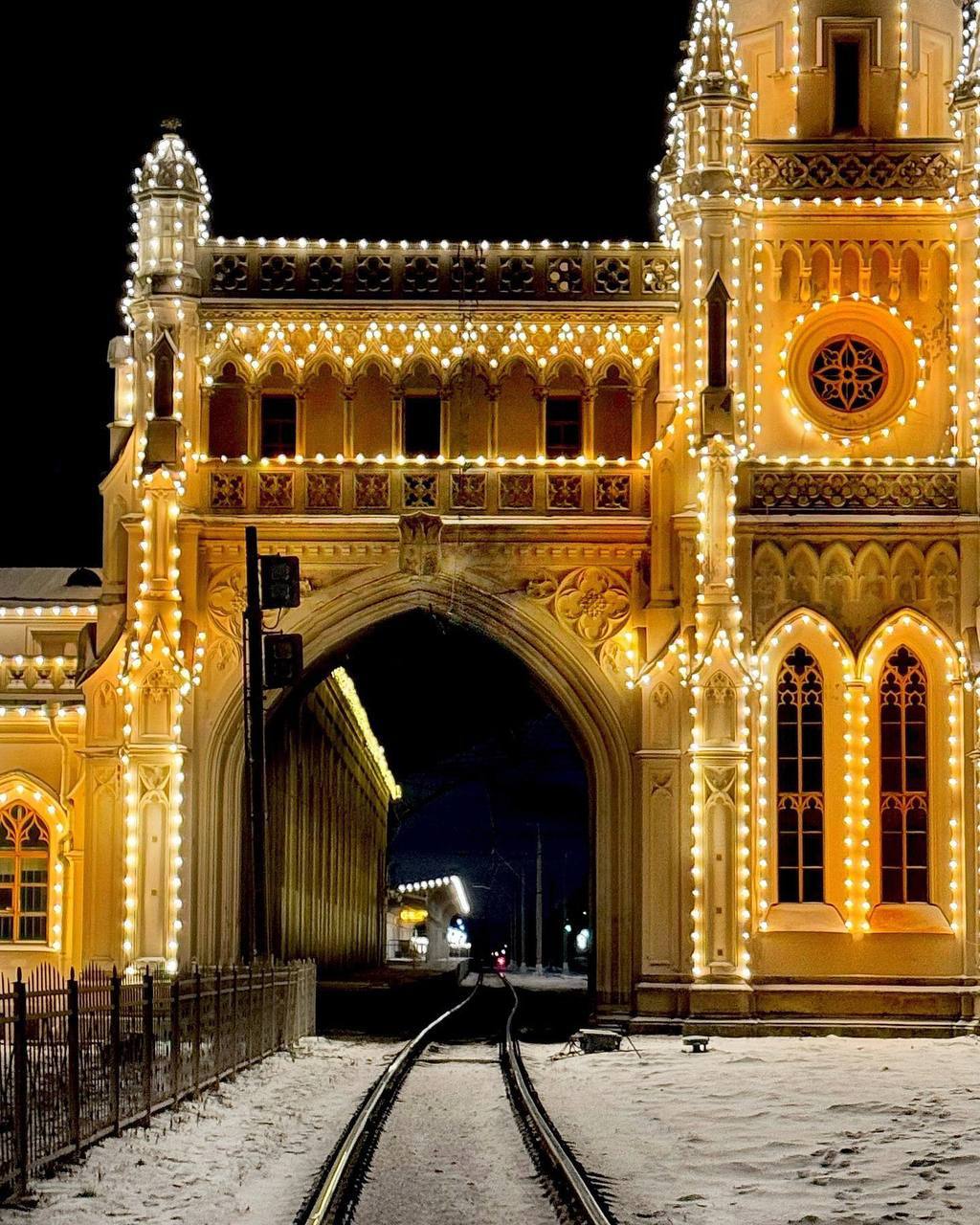 Сказочный вокзал и поезд Деда Мороза