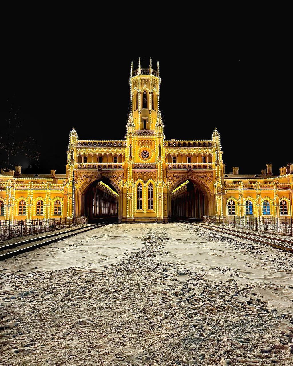 Сказочный вокзал и поезд Деда Мороза