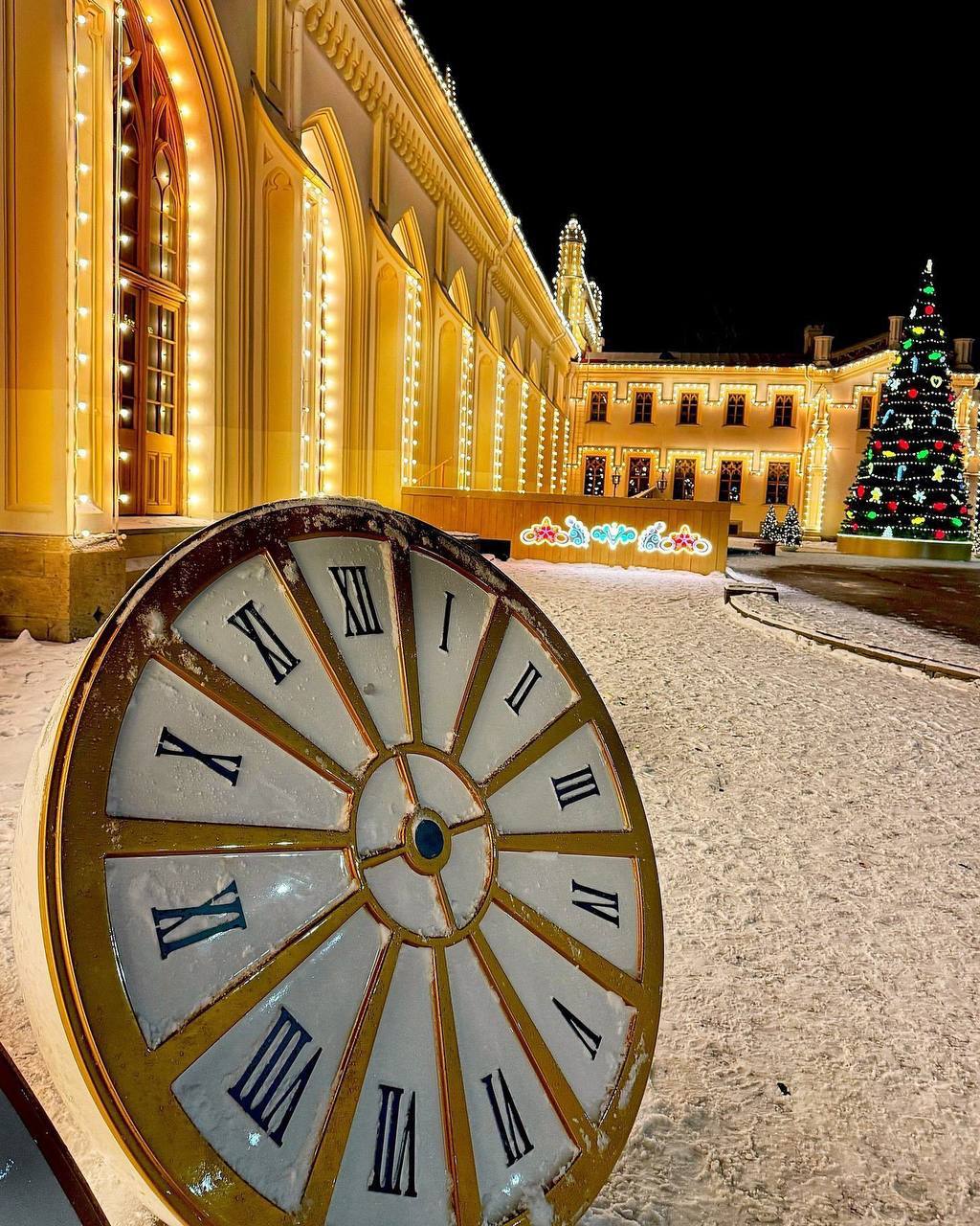 Сказочный вокзал и поезд Деда Мороза