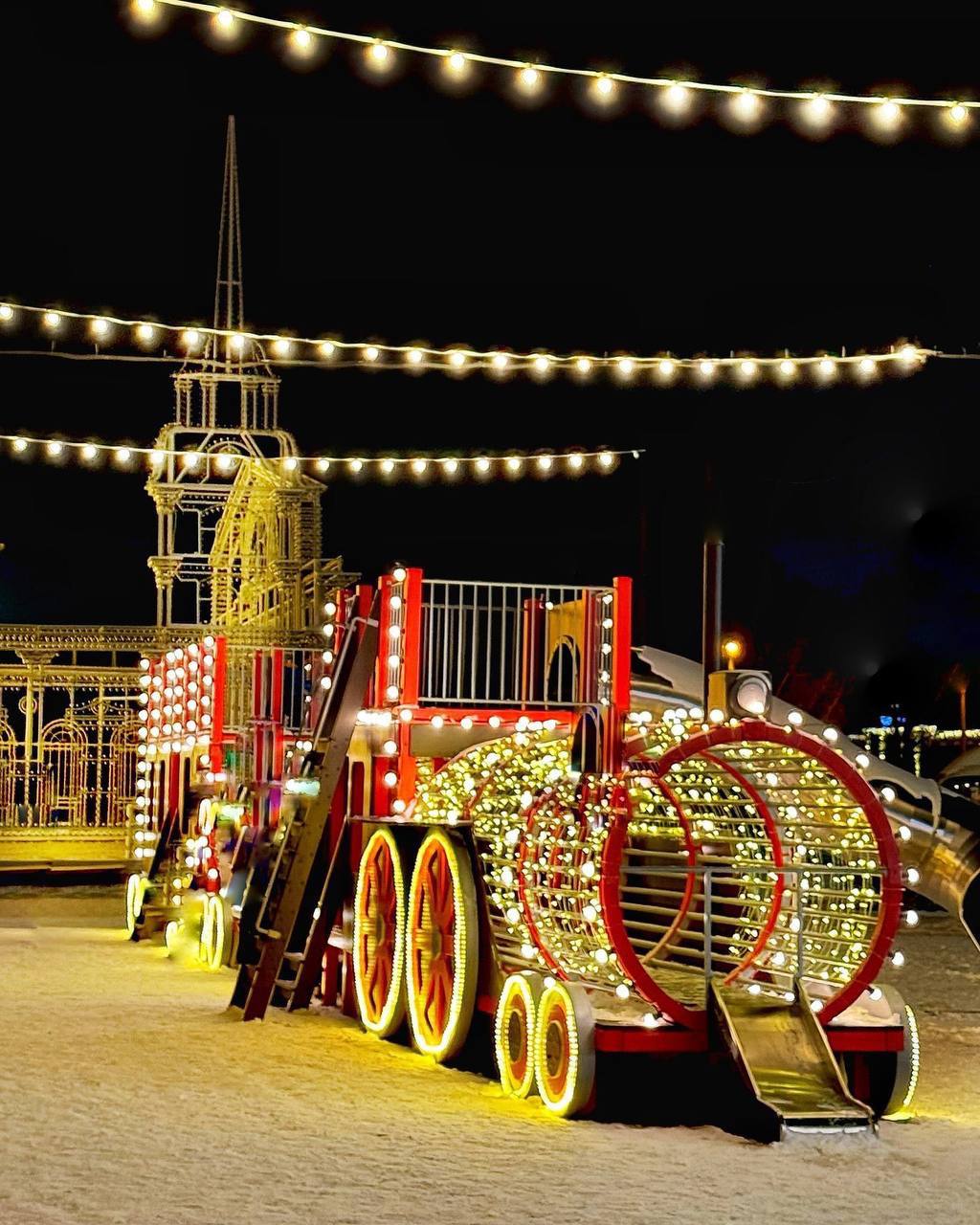 Сказочный вокзал и поезд Деда Мороза